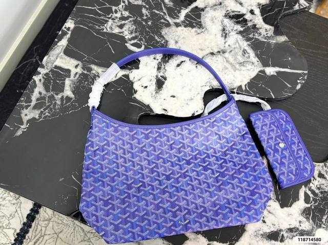 Goyard Hobo: The ultimate in relaxed style for an underarm bag! Simple, casual,