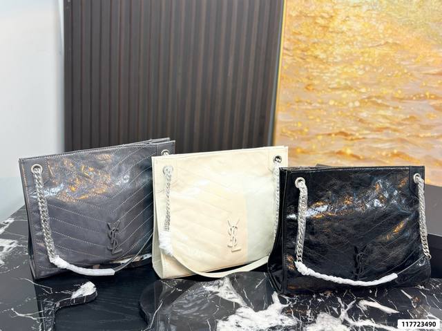 配礼盒尺寸33.27 圣罗兰 Niki购物袋 专柜新款 Ysl圣罗兰 早已成为明星 网红们最爱的这只 低调却超显高逼格气质据说 是Ysl Girl人手必备 优雅
