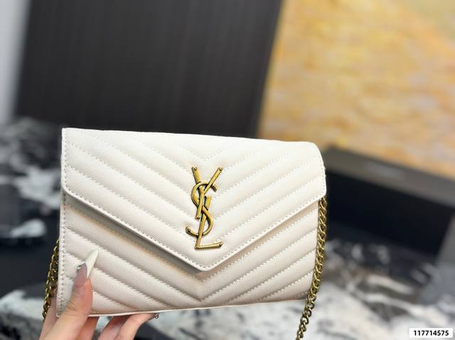 配礼盒尺寸22.14 圣罗兰 信封包 Ysl 见着就走不动道的包包，低调的黑银配色略带一股冷酷气息，鱼子酱牛皮非常的有质感，可斜挎可腋下，包身自重也很轻，没有负