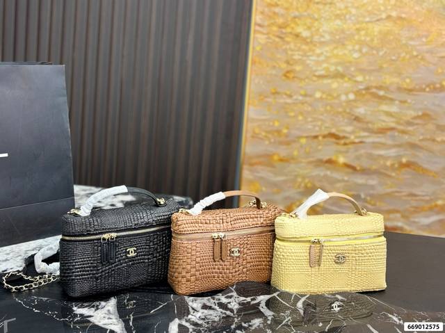 Double-box Chanel Straw Chain Bag. This Chanel Spring/Summer 2026 early spring c