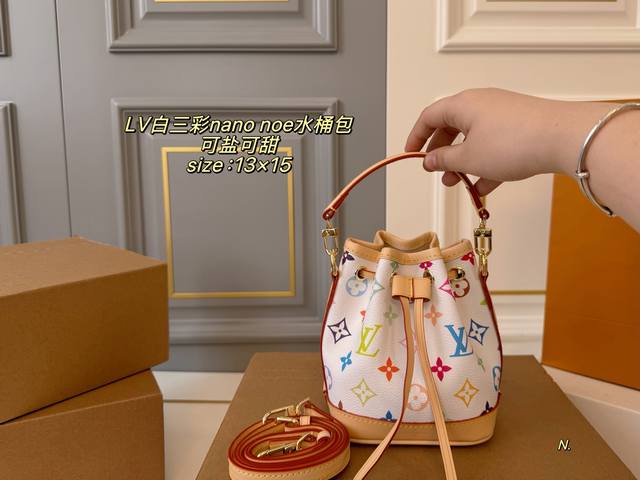 折叠盒飞机盒 Size：13×15 Lv路易威登白三彩Nano Noe水桶包 包身立体有质感，抽绳自由收缩！ 复古和实用性更强 肩带拆卸也可手拿手挽～ 百搭耐看