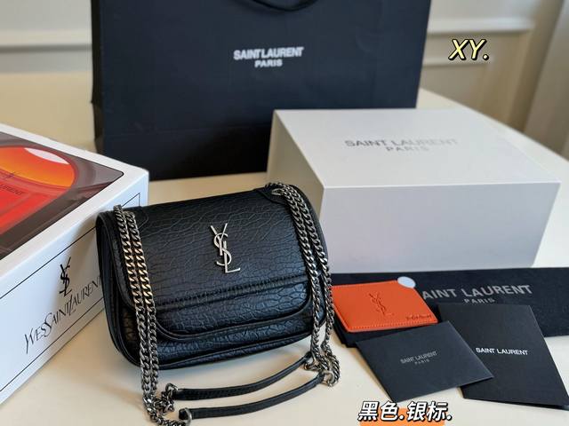 迷你 折叠盒飞机盒 Size：18×13 Ysl圣罗兰Niki Mini邮差链条包 版型经典，颜值耐看容量非常Nice 除了斜挎和单肩，也可以流浪背 包内配有镜