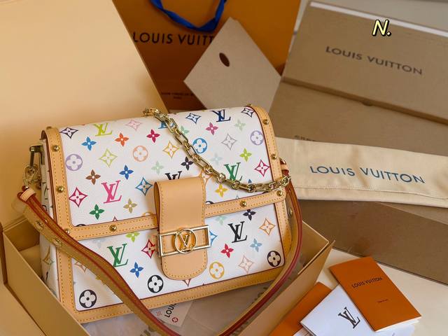 折叠盒飞机盒 Size：29×22 Lv 经典系列Dauphine 达芙妮邮差包～ 包身硬挺，材质结实耐磨 侧面风琴设计，重工金属链条 复古时髦，通勤逛街都很吸