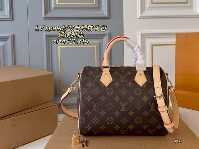25Cm 折叠盒飞机盒 Size：25×19 Lv 路易威登Speedy波士顿枕头包 经典重现，轻便又时尚～ 肩带调节，可手提，可拆卸！ 浓浓复古风，时尚百搭，