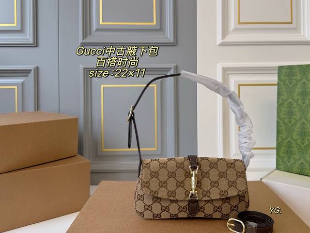 配盒 Size：22×11 Gucci古驰中古腋下包 超级实用，手机卡包都放得下 无敌舒服，好看百搭又实用 日常出街，四季都可以背