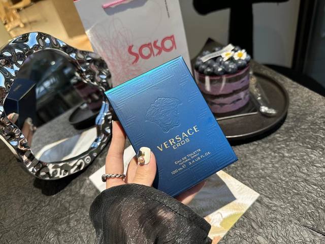 110原单品质 Versace范思哲爱神男士100Ml 如果说香水是男生的第二张名片，它则是你表达自我的一部分，代表着你的个性和态度。范思哲Eros是我最喜欢的
