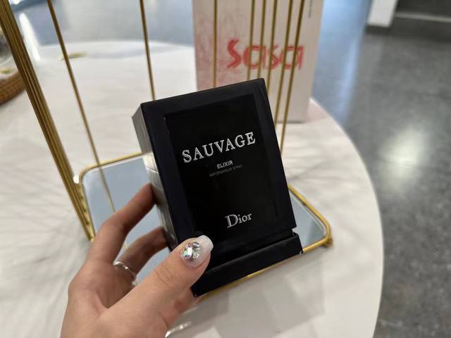 120原单品质 Dior迪奥典藏版旷野香精版香水60Ml礼盒木盒装 Dior 迪奥旷野男士香精 60Ml perfum香精版，是留香时间最长的版本，虽然是男香，