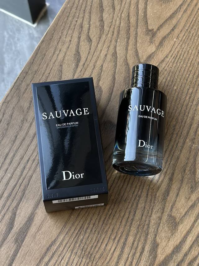 110原单品质 迪奥旷野男士淡香氛 Dior Sauvage一上来就是卡拉布里亚香柠檬微冲的酸爽，像股强劲凉风，配着胡椒的辛辣，又爽又辣，非常经典的男香气息，狂