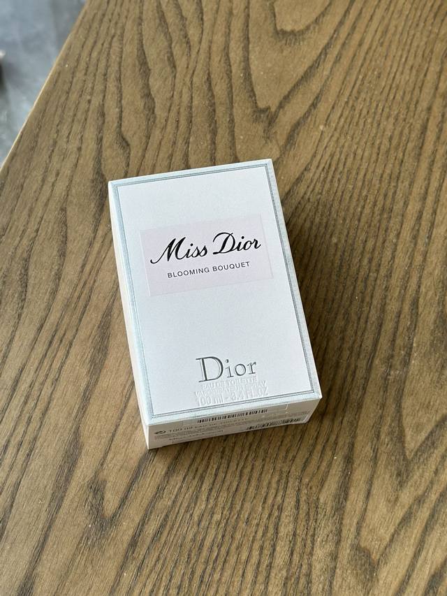 110原单品质 Dior迪奥 Missdior迪奥小姐花漾淡香型香水 Miss Dior 是第一个也是唯一一个！时装与香氛同时诞生的系列，是市面上首款时装香氛，