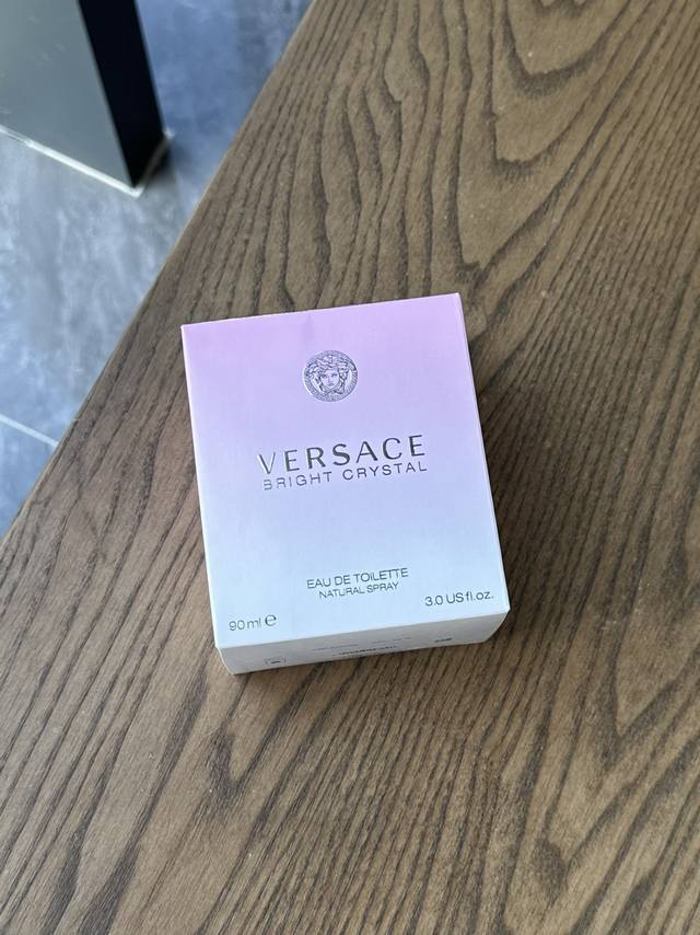 110原单品质 香风袭过徒留怦然心动的瞬间 Versace 范思哲 晶钻女士香水 规格:90Ml 有多少人的心动，是从气味开始的？ 第一眼的印象已渐渐模糊 但是