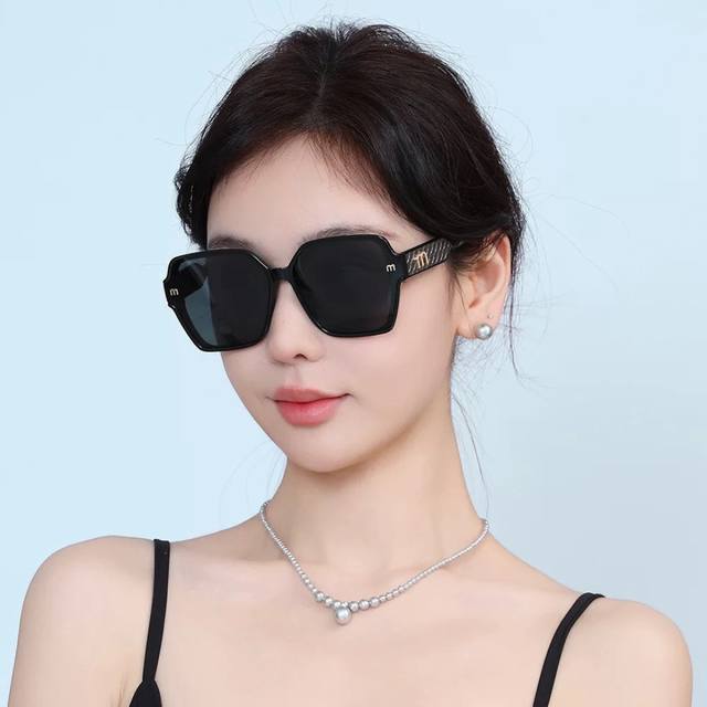 170 Miumiu Spring New Arrival Shining Sunglasses Trendy Item with Exquisite and 170 Miumiu Spring New Arrival Shining Sunglasses Trendy Item with Exquisite and