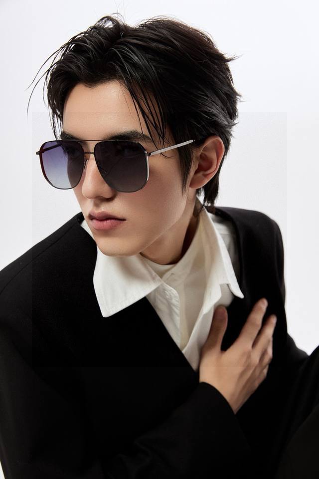 220 古驰古奇Gucci 男款炫彩飞行员偏光太阳镜 材质:高清尼龙加厚卡槽高清偏光镜片 无边框镜架颜型号:G21809 220 古驰古奇Gucci 男款炫彩飞行员偏光太阳镜 材质:高清尼龙加厚卡槽高清偏光镜片 无边框镜架颜型号:G21809