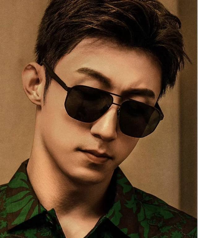 220 古驰古奇 Gucci 男款炫彩飞行员偏光太阳镜 材质:高清尼龙加厚卡槽高清偏光镜片 无边框镜架颜型号:G8810 220 古驰古奇 Gucci 男款炫彩飞行员偏光太阳镜 材质:高清尼龙加厚卡槽高清偏光镜片 无边框镜架颜型号:G8810
