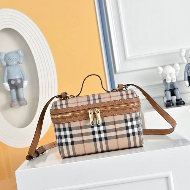290 Size 19*13 This Burberry check crossbody cosmetic bag is made of beige check