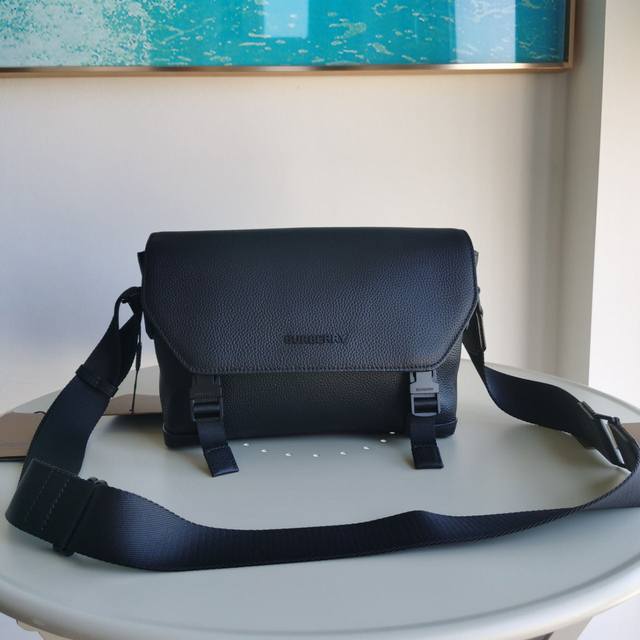 Model: 85048 A structured Burberry messenger bag featuring the brand's signature