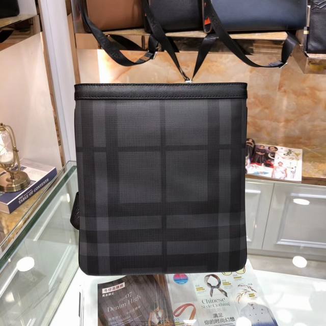 Model: 82375-4 New Burberry exquisite shoulder/crossbody bag, crafted from revit