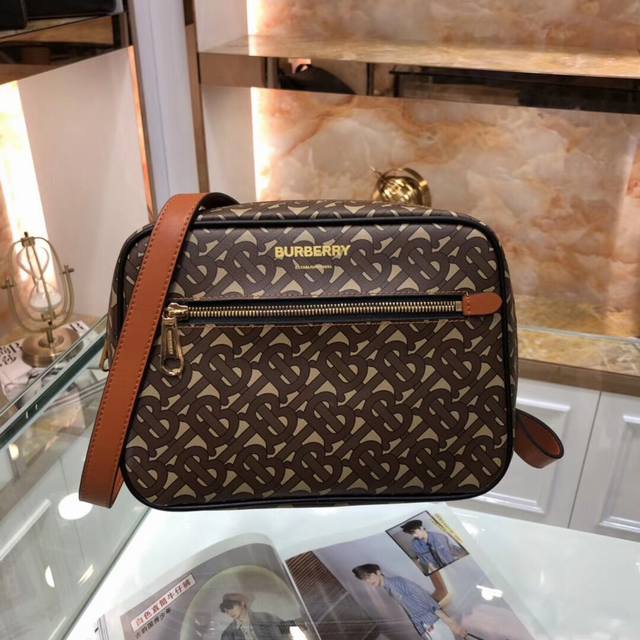 Model: 82368-4 Original quality Burberry classic crossbody bag, inspired by 90s