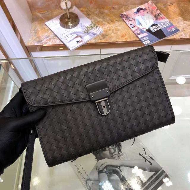 Bv-最新款男士手拿包原单品质 官网同步 采用顶级打腊胎牛皮 手感超赞 专柜原装五金 独特的设计风格 完美至极 细节做工精致 大气中有内涵 高端上档次 高品质尺