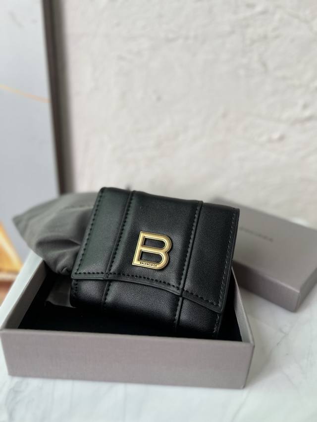 原单跑量 Balenciaga巴黎世家 Hourglass Compact 平纹牛皮革迷你钱包沙漏形状翻盖正面黑色亚光B字母标识 黄铜 1个搭扣钞票隔层3个名片