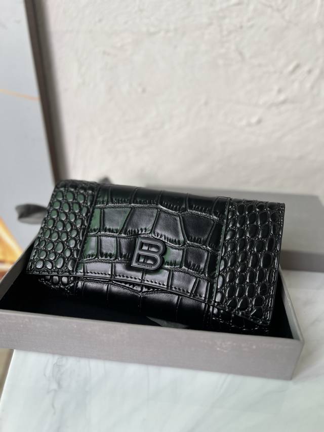 原单跑量 Balenciaga巴黎世家 Hourglass Continental 牛皮 钱包 女款 鳄鱼纹压花牛皮革大号钱包长方形 沙漏形状翻盖正面黑色亚光B