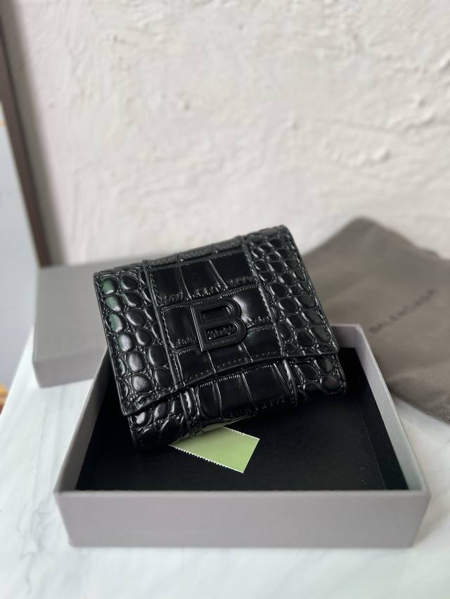 原单跑量 Balenciaga巴黎世家 Hourglass Compact 鳄鱼纹压花牛皮革迷你钱包沙漏形状翻盖正面黑色亚光B字母标识 黄铜 1个搭扣钞票隔层3
