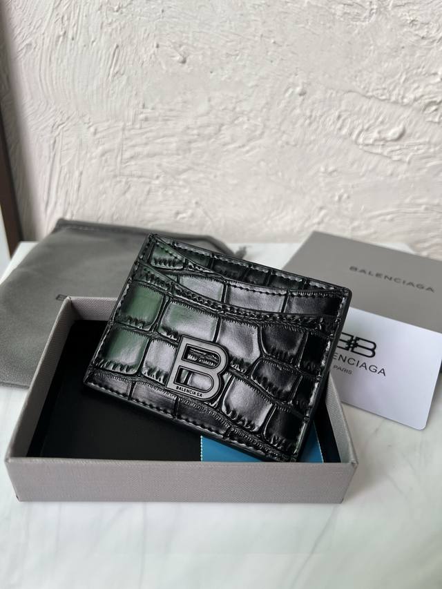 原单跑量 Balenciag巴黎世家 Cash 徽标印花现金 闪亮鳄鱼纹压花牛皮革 卡夹 正面双B金属配件 5个信用卡槽意 鳄鱼纹压纹工艺，纹理立体细腻，视觉显