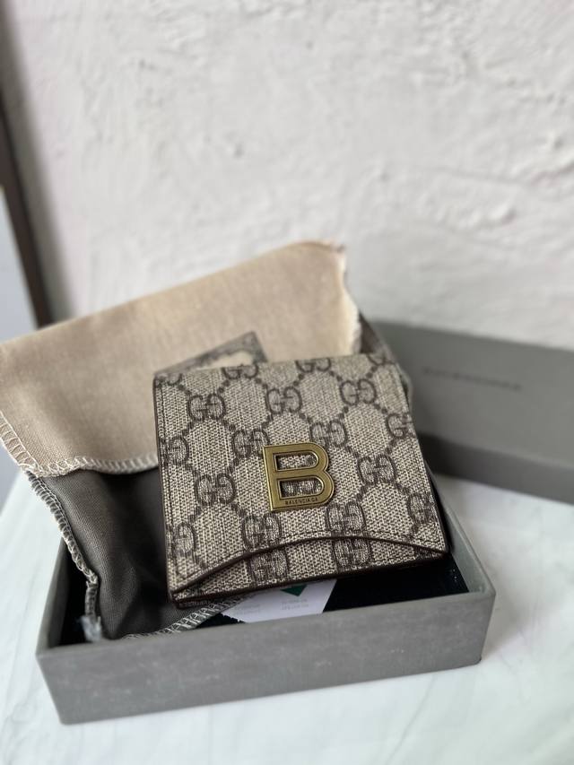 原单跑量 Balenciaga巴黎世家辽宁款压花牛皮革迷你钱包 平行形状翻盖 正面双B字母标识 1个搭扣钞票隔层 3个名片和信用卡槽 1个搭扣零钱包柔润羊皮革内