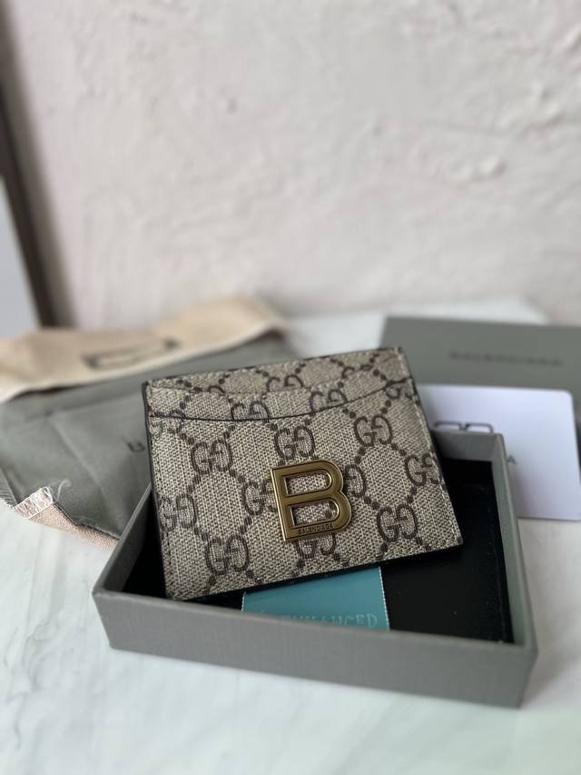 原单跑量 Balenciag巴黎世家辽宁款 Cash 徽标印花现金 闪亮鳄鱼纹压花牛皮革 卡夹 正面双B金属配件 5个信用卡槽意 鳄鱼纹压纹工艺，纹理立体细腻，