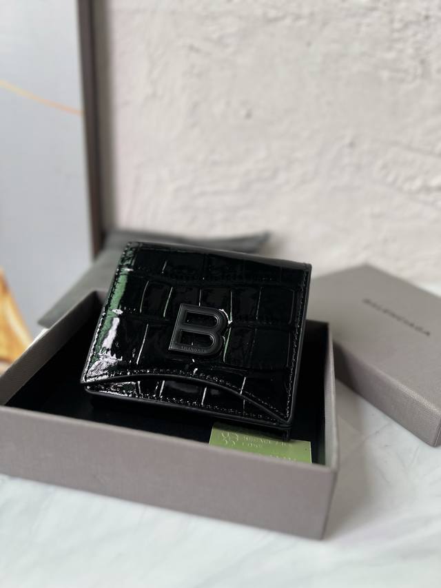 原单跑量 Balenciaga巴黎世家 闪亮鳄鱼纹压花牛皮革迷你钱包 平行形状翻盖 正面黑色亚光双B字母标识 1个搭扣钞票隔层 3个名片和信用卡槽 1个搭扣零钱
