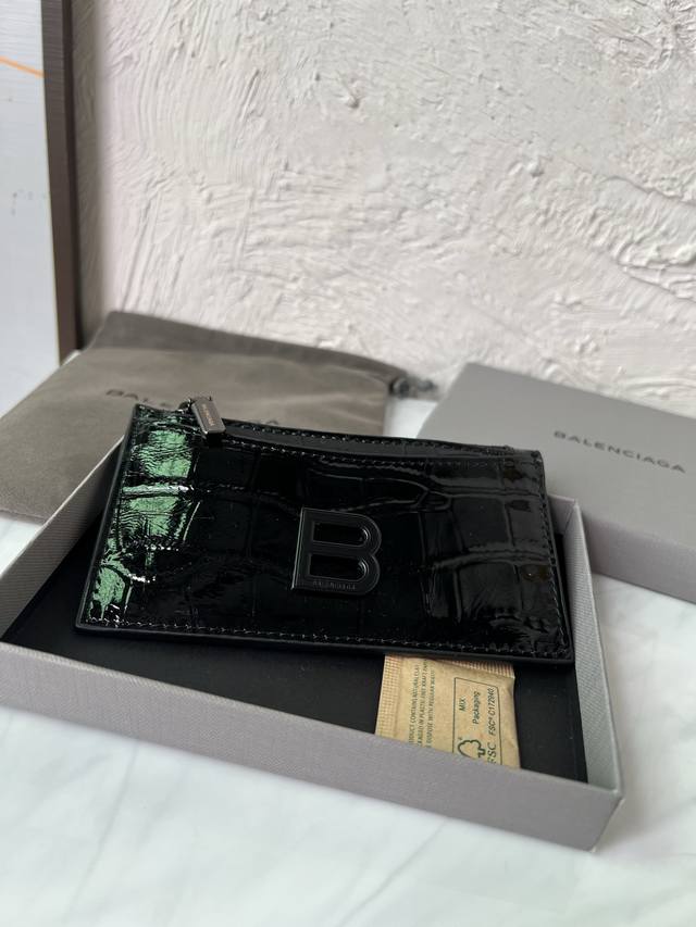 原单跑量 Balenciag巴黎世家 Credit 品牌徽标拉链开合 光滑鳄鱼纹小牛皮 卡包 大号 黑色 内含拉链零钱袋 平口袋 五个卡槽 防尘袋必备；原盒 尺
