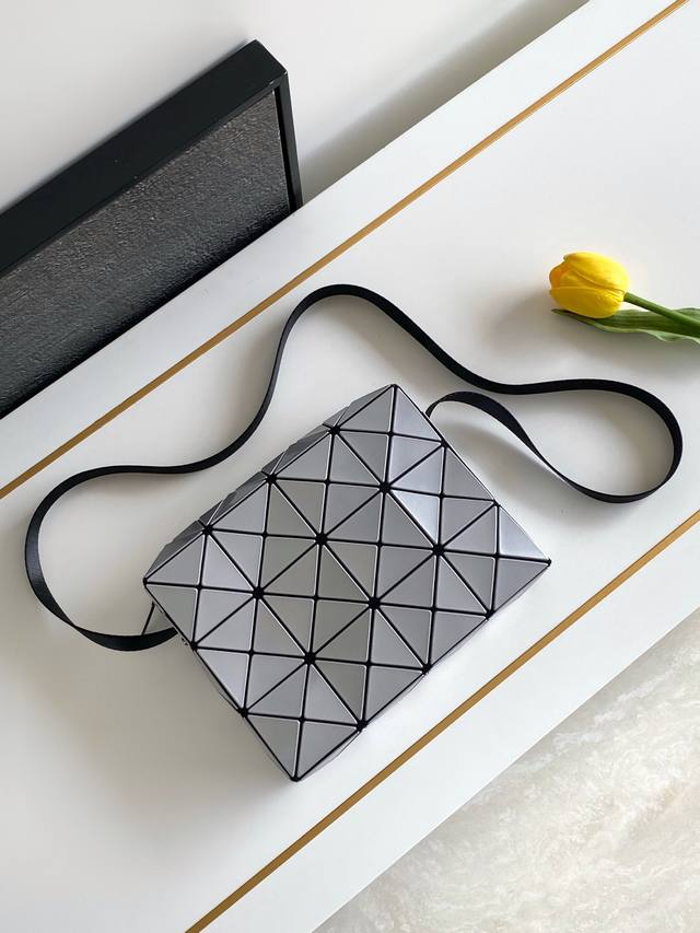原单原单 Issey Miyake Bao Bao 尺寸:23Cm17Cm6Cm 2月丘比特大号，准时上新，之前嫌小号不够大！全新尺寸升级，更大，更能装！男女通
