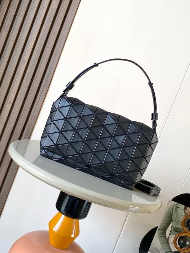 原单原单 Issey Miyake Bao Bao 尺寸:27Cm18Cm7Cm 三宅一生新款 Fossette 弗塞特 简单的翻盖式盒子形状，背面有一个外侧袋