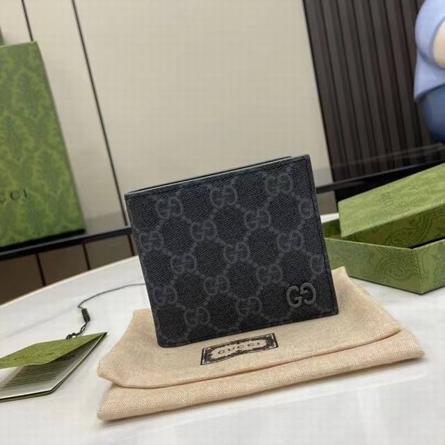 Top-of-the-line 270 Gg detail wallet. Gucci small leather accessories push desig