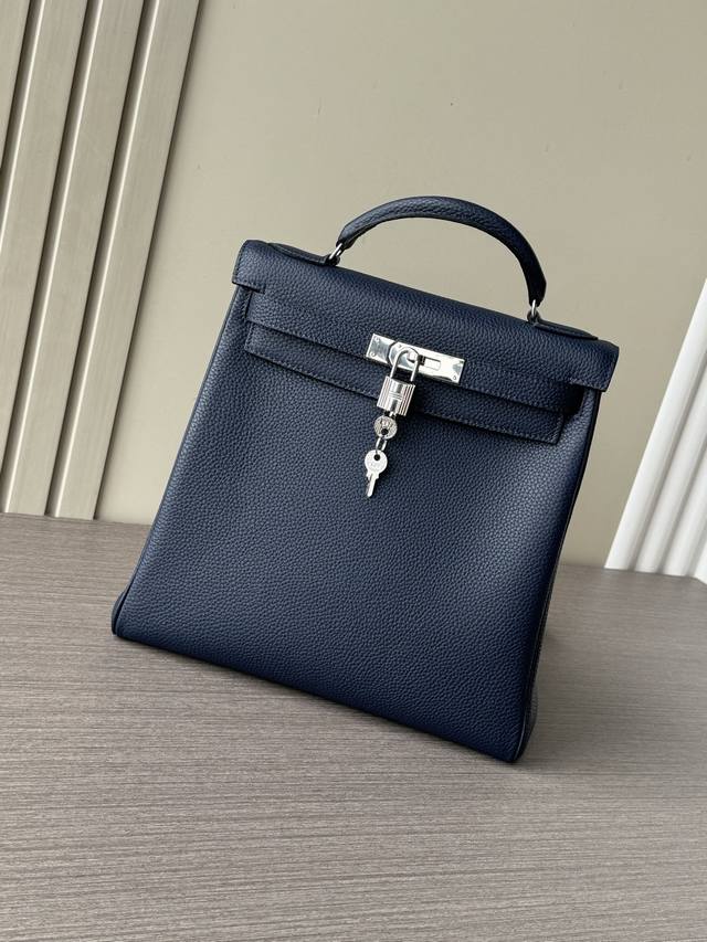 这是一款最新爆款爱马仕手提Kelly Ado Gm28Cm大号双肩包 也叫Kelly Backpack ，属于经典Kelly包的衍生款式 外观特征：宝蓝色Tog