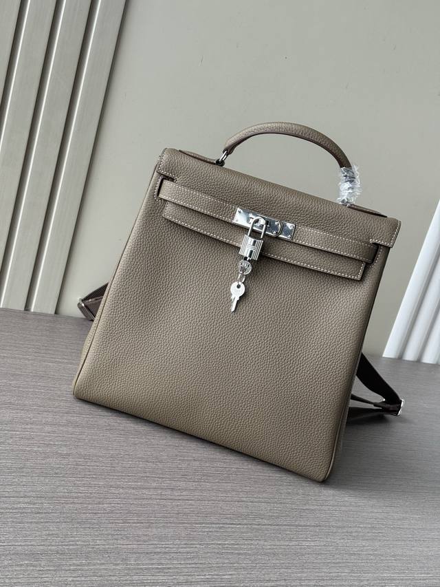 这是一款最新爆款爱马仕手提Kelly Ado Gm28Cm大号双肩包 也叫Kelly Backpack ，属于经典Kelly包的衍生款式 外观特征：大象灰Tog