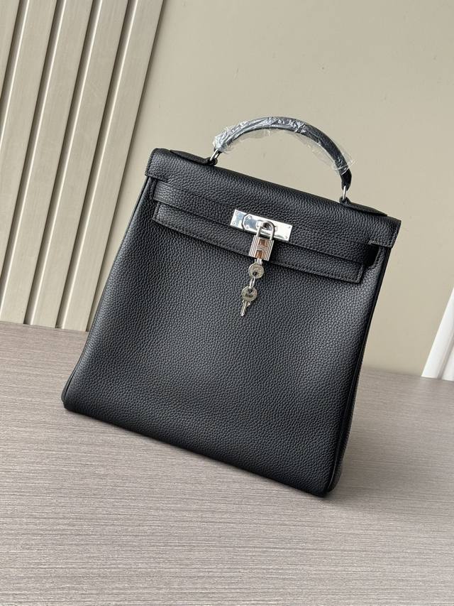 这是一款最新爆款爱马仕手提Kelly Ado Gm28Cm大号双肩包 也叫Kelly Backpack ，属于经典Kelly包的衍生款式 外观特征：黑色Togo