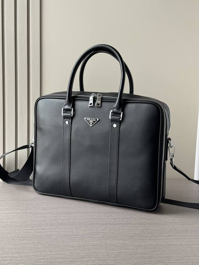 Top-tier boutique quality, the latest hot-selling Prada double-zipper briefcase