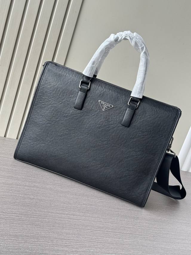 Top-tier boutique quality, the latest and hottest Prada handbag of 2026, is now
