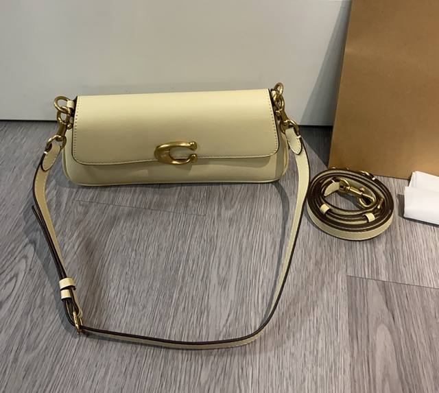 300 Coach5月新品 Cba83 Cam16 梯形小方包 也称法棍包 可以肩挎也可斜跨很实用 精致优雅的设计手机充电宝钥匙 尺寸25 12 6