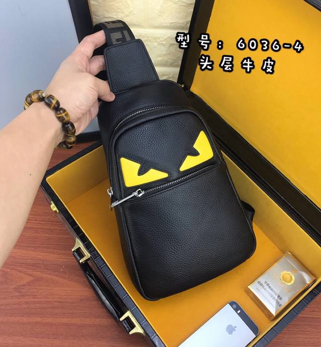 260 请认准独家专柜烫金 独家专柜对版品质品牌名称:新款Fendi芬迪胸包 产品规格 :W19Xh26Xd6.5Cm 产品材质 :原版意大利进口头层牛皮 黑色 260 请认准独家专柜烫金 独家专柜对版品质品牌名称:新款Fendi芬迪胸包 产品规格 :W19Xh26Xd6.5Cm 产品材质 :原版意大利进口头层牛皮 黑色