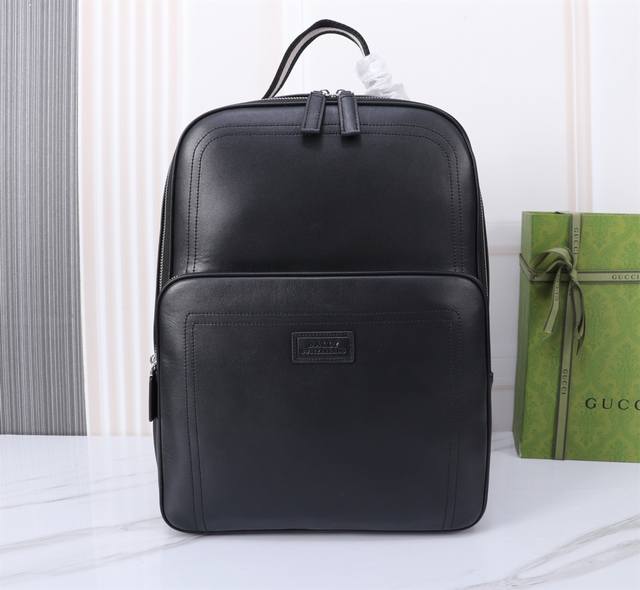 480Bally巴利男士双肩背包 Size:32*40*18Cm 头层牛皮制作，定制五金配件，拉链开合既方便实用又增加安全感，整体简洁大方。可放置笔记本电脑，手