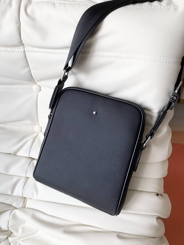 Montblanc boutique new shoulder/crossbody bag, made of top-grain medium-grain pe