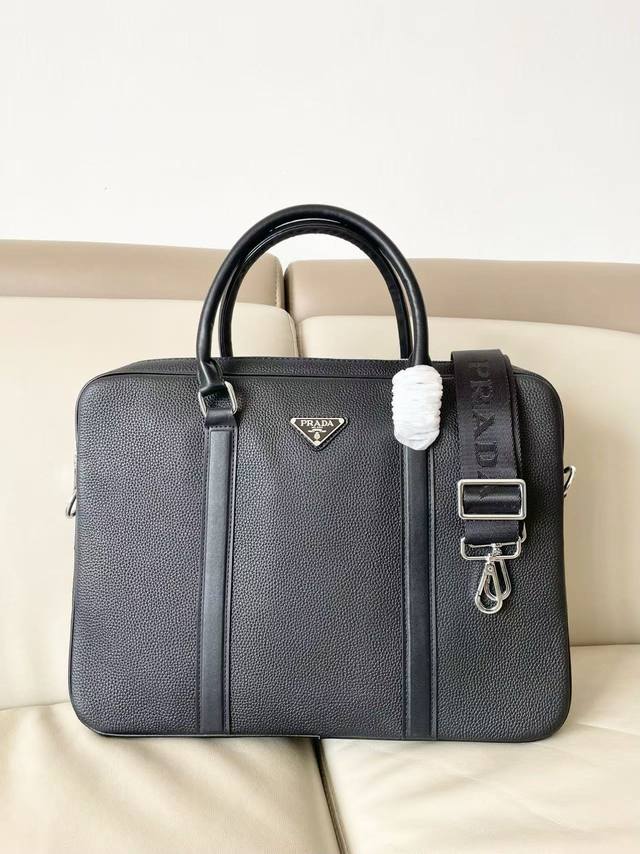 360 Prada handbag/crossbody bag, casual yet sophisticated and high-end. Dimensio