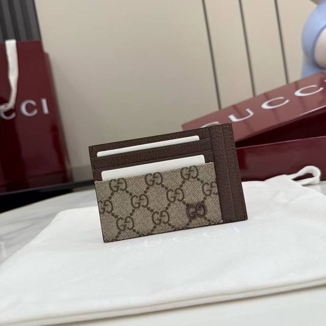 顶配版 250这款双折钱包以柔软Gg Supreme打造，匠心缀饰陶瓷质感Gg细节。 棕色柔软Gg Supreme 咖啡色皮革滚边 钯金色调配件，配陶瓷质感饰面