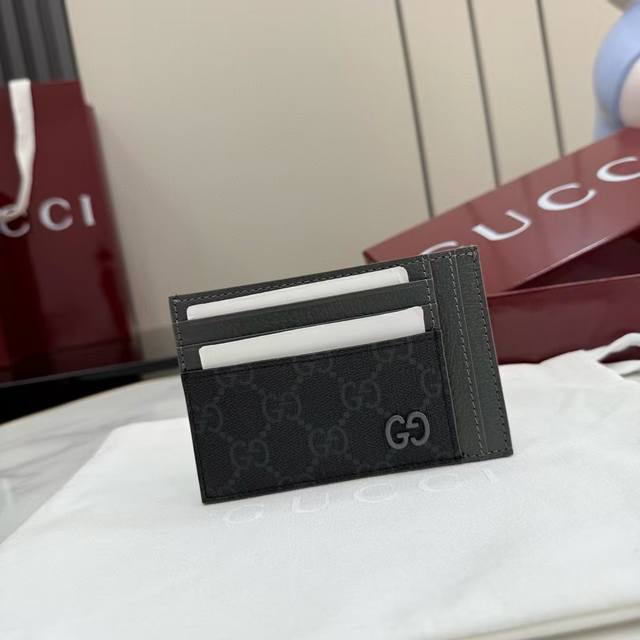 顶配版 250这款双折钱包以柔软Gg Supreme打造，匠心缀饰陶瓷质感Gg细节。 黑色柔软Gg Supreme 灰色皮革滚边 钯金色调配件，配陶瓷质感饰面