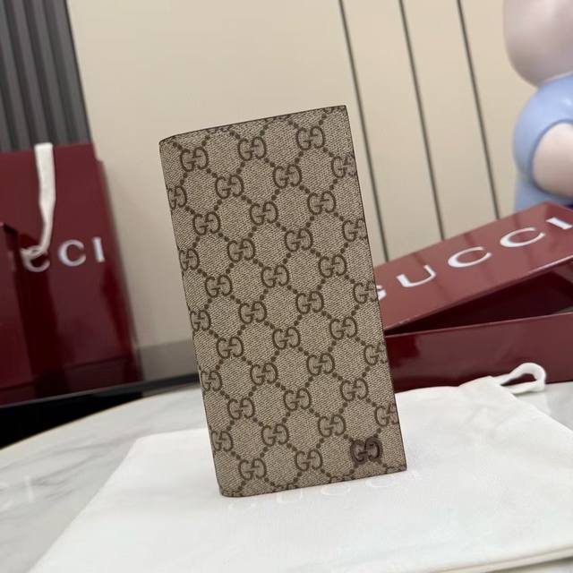 顶配版 340这款长款钱包由柔软的Gg Supreme制成，并具有陶瓷效果的Gg细节。 产品详情 柔软的Gg棕色 带有陶瓷效果的钯金硬件 莫伊雷衬里 Gg细节