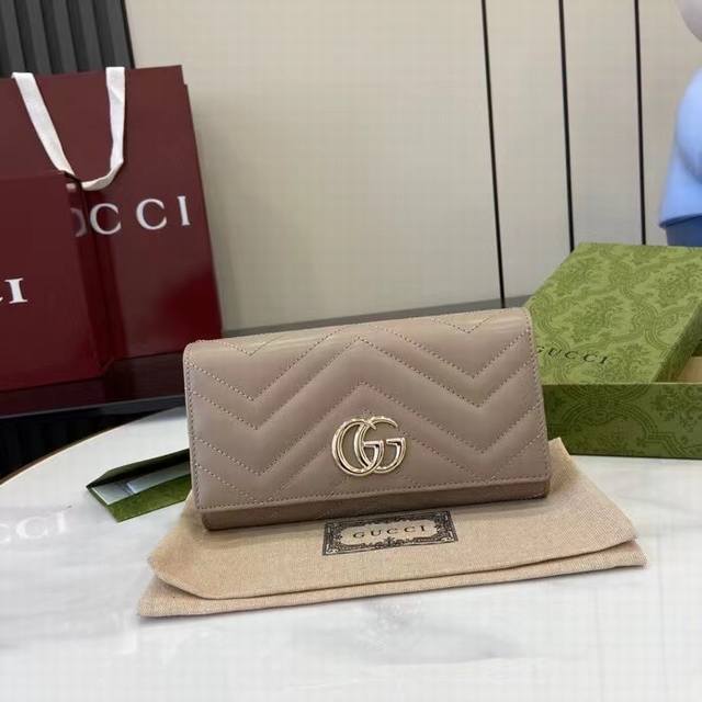 Top-of-the-line 360Gg Marmont series quilted cardholder. Like the various shades