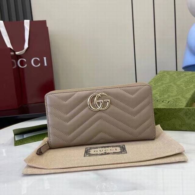 Top-of-the-line 360Gg Marmont series quilted cardholder. Like the various shades