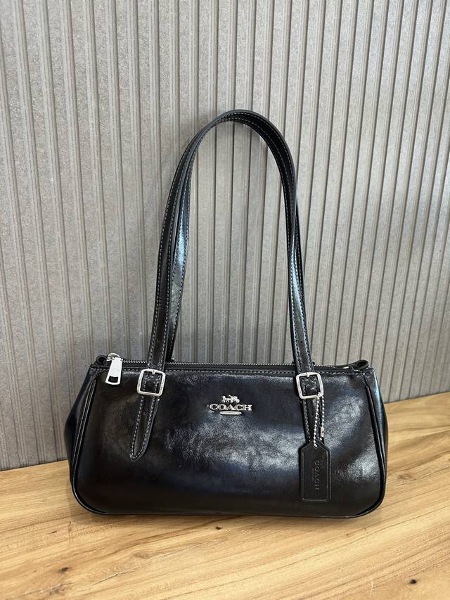8新款 Coach 蔻驰Cbj05奥莱款女士纯色皮质单肩斜挎手提包法棍包 腋下包 可调节手提肩带，质感超绝的Asher腋下包，内置拉链袋 手机袋 多功能袋，顶部