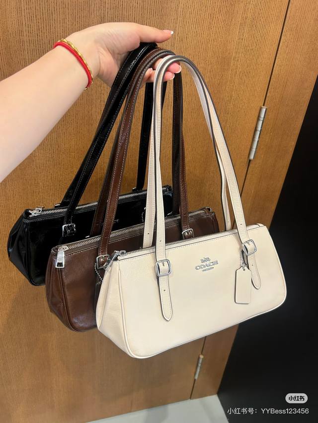 8新款 Coach 蔻驰Cbj05奥莱款女士纯色皮质单肩斜挎手提包法棍包 腋下包 可调节手提肩带，质感超绝的Asher腋下包，内置拉链袋 手机袋 多功能袋，顶部